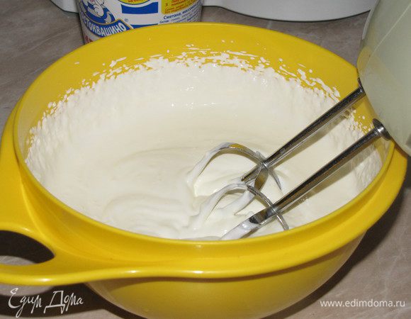 Пока пирог выпекается, приготовить крем. Смешать сметану с сахаром и ванильным сахаром и хорошо взбить. Сметану брать не менее 30% жирности.
