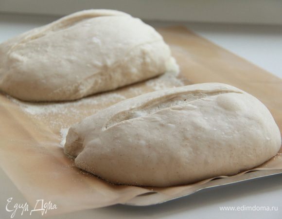 Через час тесто обмять или сложить пополам. Оставить ещё на час на подъём. Через указанное время выложить тесто на подпылённую мукой поверхность, разделить тесто на 4 равные части. Сформировать батоны, уложить швом вниз, накрыть полотенцем и оставить на расстойку на 1-2 часа, пока батоны не увеличатся вдвое.

