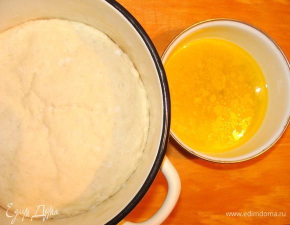 В теплой воде развести дрожжи и сахар. Дать настояться. Замесить тесто, добавив муку и 0.5 ч/л соли. Дать постоять 1 час в теплом месте. Масло растопить, добавить 0.5 ч/л соли и чеснок (у меня был свежий).