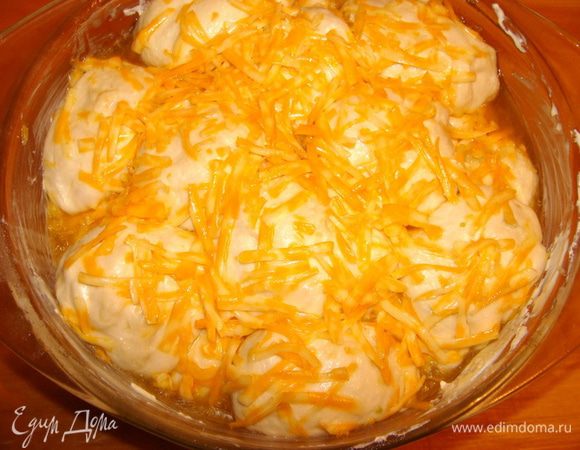 Из теста сформировать шарики одинакового размера. Каждый шарик окунать в чесночное масло и выкладывать слоем в форму. Посыпать тертым сыром (сыр лучше взять яркого цвета). Сверху выложить второй слой шариков и опять посыпать сыром. Запекать 30 минут при 180*