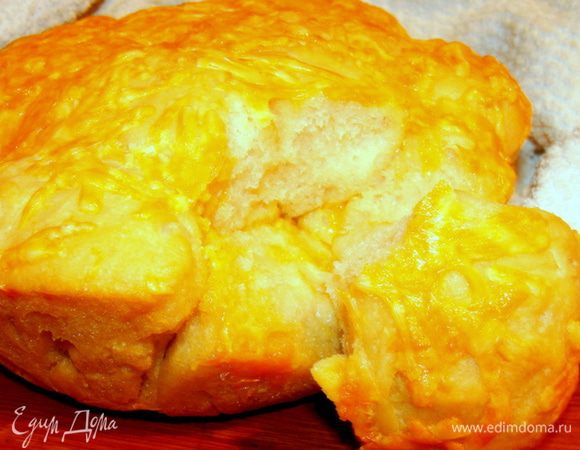 Хлеб легко делиться потом на отдельные шарики. На вкус получается солененький  с сырно-чесночным ароматом!