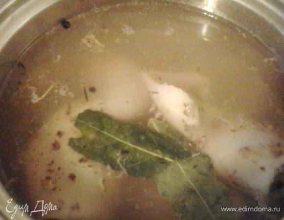 Тушки кальмаров отварить в подсоленной воде с добавлением лаврового листа и душистого перца 3 минуты. Затем залить их холодной водой, хорошенько вымыть и вычистить.