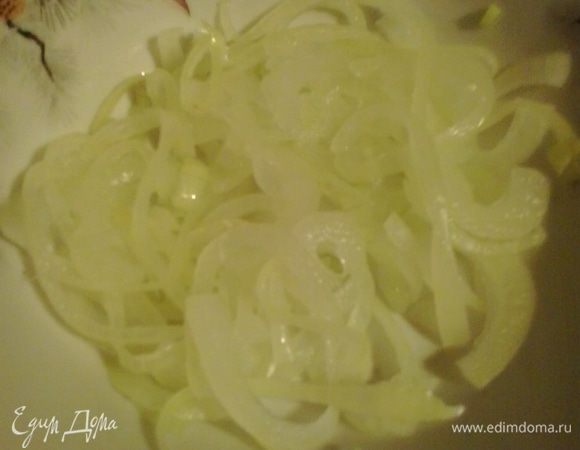 Лук нарезать полукольцами, обдать сначала кипятком, затем холодной водой, отжать.