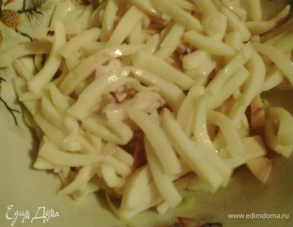 Очищенные кальмары нарезаем соломкой, добавляем к луку.
