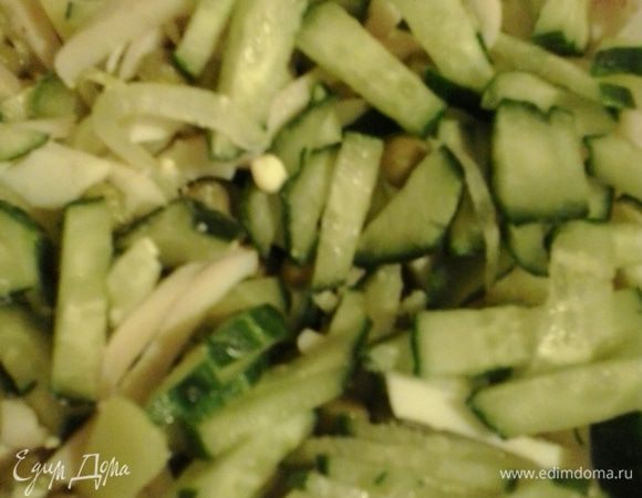 Яйца и огурцы также нарезаем соломкой и добавляем в салат. Все перемешиваем, заправляем майонезом. При необходимости можно слегка посолить. Готовый салат выкладываем на красивое блюдо и украшаем. я выложила в виде подковы, в честь приближающегося года лошади. Приятного аппетита!!!