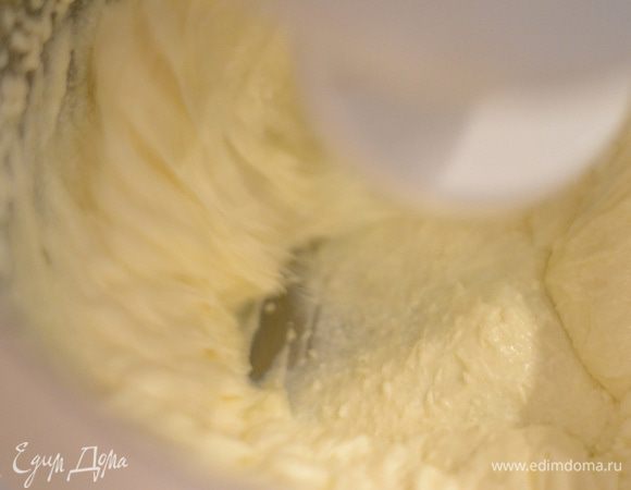 Взбить размягченное сливочное масло с сахаром, взбивать не долго, около 5 минут.