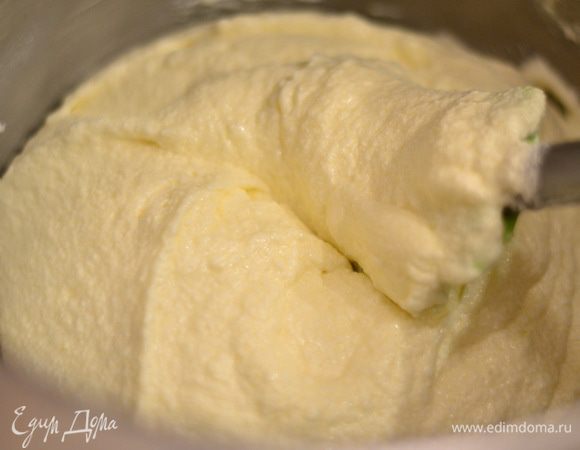 Добавить творог и снова взбить до однородной консистенции.