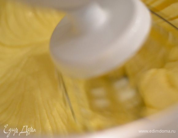 Добавить по одному яйца, снова взбить.