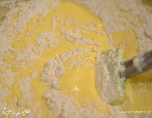 Теперь аккуратненько добавляем просеянную муку с разрыхлителем и вымешиваем уже лопаточкой! До однородного состояния. Тесто должно быть густым.