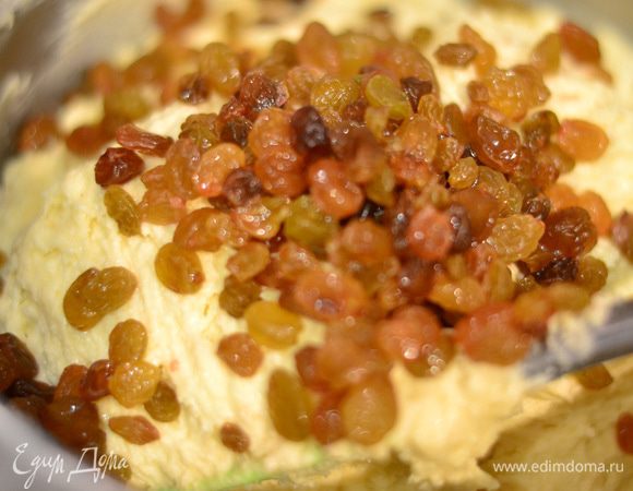 Изюм с настойкой процеживаем через сито и добавляем к тесту, перемешать лопаточкой.