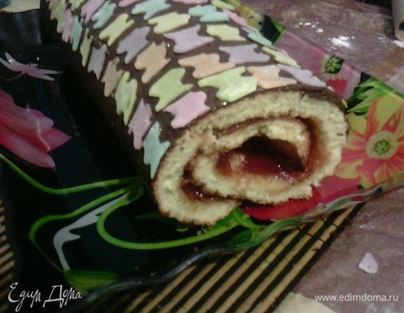 Сразу разогреть духовку до 180°С, нагреть противень, застрелить пергаментной бумагой, смазать сливочным маслом. Начинаем взбивать яйца с сахаром, всыпаю просеянную муку, сразу вылить на противень и поставить выпекать, проверять готовность зубочисткой, сразу достаю с духовке, кладу вафельное полотенце с верху и вместе с пергаментом заворачиваю прямо горячим в рулет, дать остыть, потом развернуть снять полотенце и пергамент, смазать яблочным повидлом и аккуратно завернуть.