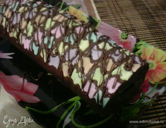 Поверх мастики налить тоненькой струйкой шоколад.
