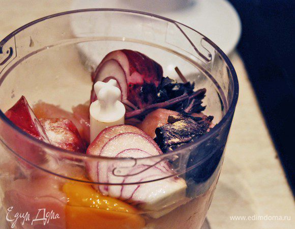 В блендере перемешать все ингридиенты (филе, лук, базилик, яйцо, соль, перец) до состояния фарша.