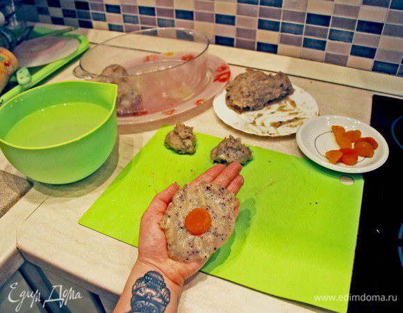 Полученный фарш разделить на 2 части, каждую еще на 5. Каждую часть фарша раскатать на руке в лепешку и положить во внутрь кусочек кураги (если курага крупная - разрезать на двое и положить одну половинку). Сформировать котлетку. Для того что бы фарш не прилипал к рукам - смачивайте их водой перед каждой котлеткой.