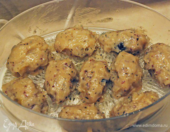 У меня из данного количества ингридиентов получилось 10 котлет. Отправляем их в пароварку на 30-35 минут.