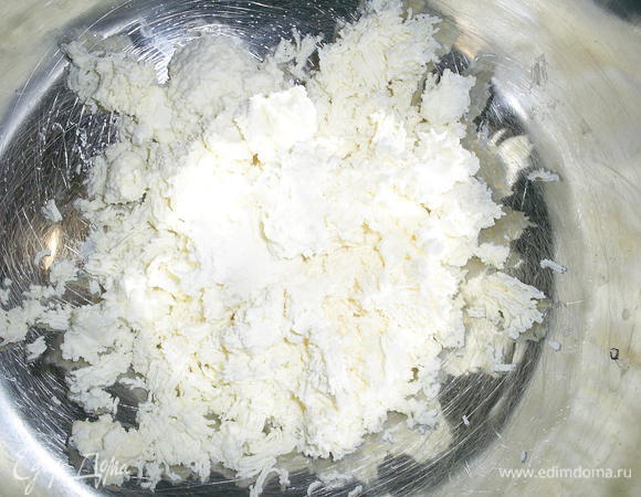 Творог протираем через сито.