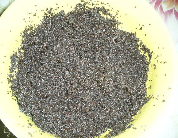 Тем временем мак заливаем кипятком, оставляем на 0,5 часа, затем перемешиваем, воду сливаем. Мак растираем с оставшимся сахаром.