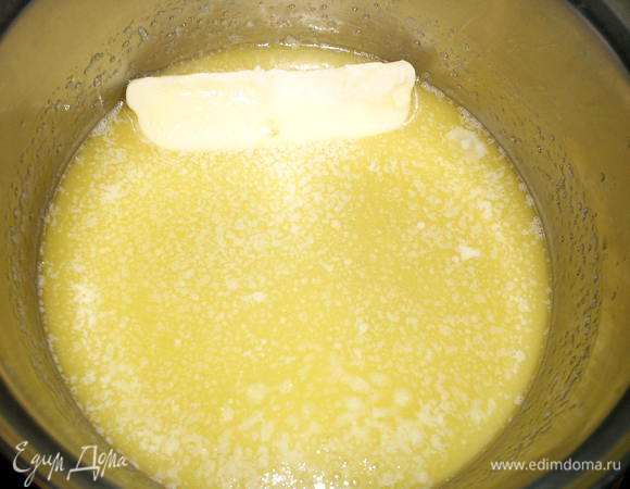 Сливочное масло надо растопить на медленном огне.
