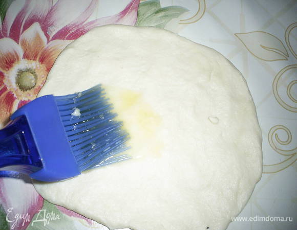 Из каждого кусочка теста раскатать тонкую лепешку. смазать ее растопленным сливочным маслом.