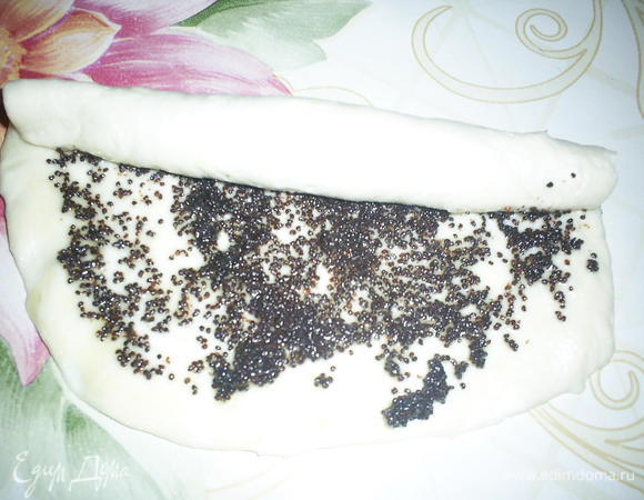 Сверху равномерно распределяем маковую начинку (примерно 1,5 ч.л.). И сворачиваем тесто плотным рулетиком.