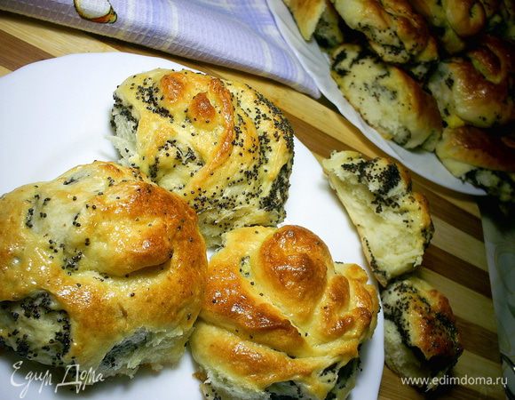 Перед выпечкой смазываем булочки взбитым яйцом. Выпекаем в разогретой до 190-200°С духовке 15-20 минут до румяного цвета. Приятного аппетита!!!
