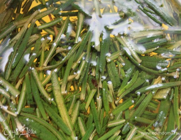 Розмарин вымыть, мелко порубить или истолочь в ступке, залить, 1,5-2 ложками оливкового масла и отложить на некоторое время для ароматизации.