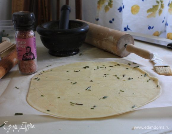 Отдохнувшее тесто разделить на две части и раскатать из них тонкие лепешки,  посыпать крупной солью, сделать производный надрезы и сбрызнуть ароматизированным оливковым маслом (я использовала кондитерскую кисточку). Можно, как уже упоминалось ранее, выложить на полученную основу тонко нарезанную моцареллу и вяленые помидорки. Запекать в предварительно разогретой до 220°С духовке 12-15 минут. Одну фокаччу я посыпала пармезаном, а вторую стрескала так, натюрель, как говорится. Обе были прекрасны!.