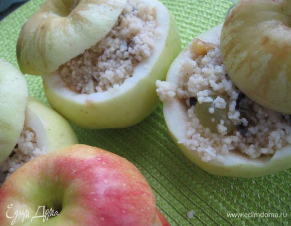 Заполнить  начинкой яблоки, накрыть крышечками из яблок. Духовку разогреть до 200°С. Поместить туда форму с яблоками минимально на 40 минут, минут через 20 после начала выпечки можно убавить огонь до 180°С.