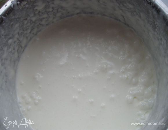 Взбить сливки с сахарным песком, но не до пиков, а чуть меньше, до консистенции сметаны. 