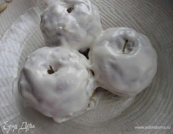 На яблоки полить  сливки или обмазать яблоки с помощью чайной ложечки или кисточкой.