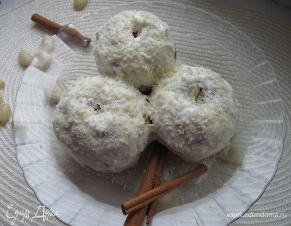 Обсыпать смесью кокоса  и миндаля.