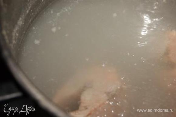 Для начала готовим основу для супа-бульон. Рыбу порезать на кусочки залить холодной водой, варить на среднем огне 25-30 минут. Не забыть снять пенку )