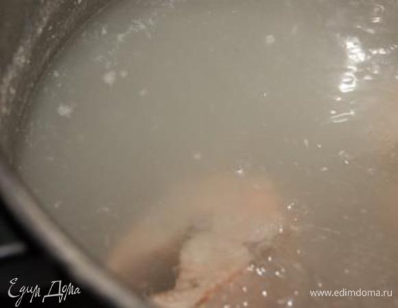 Для начала готовим основу для супа-бульон. Рыбу порезать на кусочки залить холодной водой, варить на среднем огне 25-30 минут. Не забыть снять пенку )