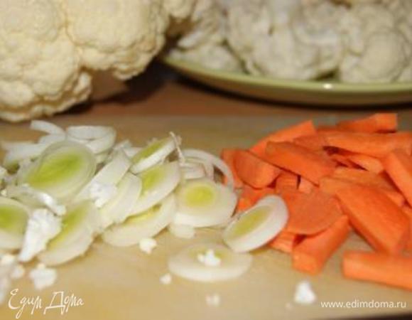 Тем временем готовим овощи. Лук-порей и морковь порезать, цветную капусту разобрать на соцветия.