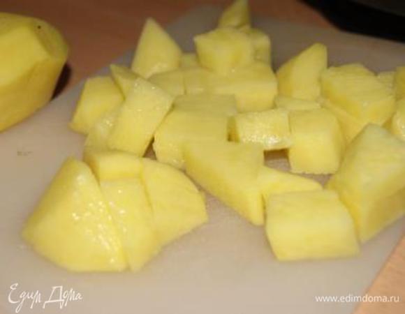 Картофель порезать кубиками.