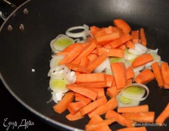 Морковь и лук обжарить на оливковом масле 5 минут на среднем огне.
