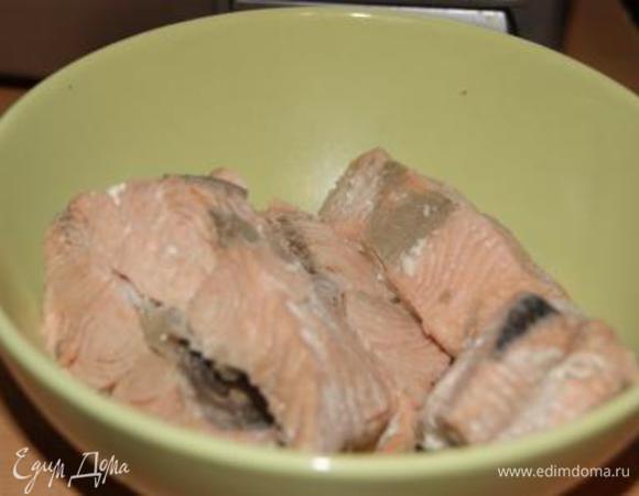Рыбу вынуть из бульона, бульон процедить. Остывшую рыбу очистить от костей.