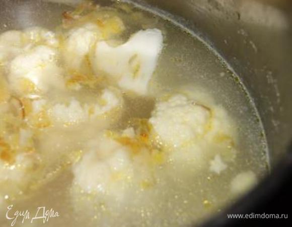 В кипящий бульон выложить картофель, поварить 3 минуты, добавить остальные овощи, варить 10 минут.