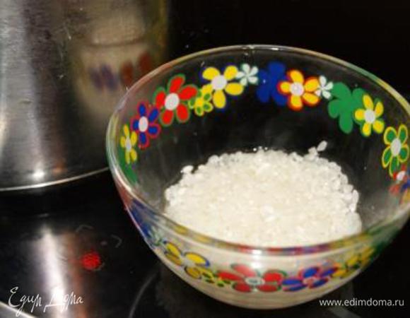 Рис промыть, добавить к овощам, варить до готовности.