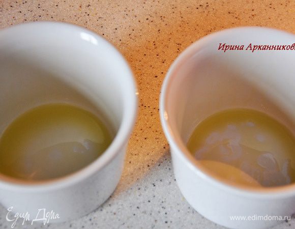 Смешать тыкву, яйцо, сливки, крупу, соль, кардамон и кориандр. Выложить в формочки, смазанные маслом.