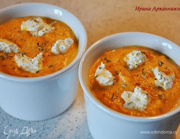 Сверху выложить сыр и посыпать травами. Запекать 30 минут при 180°С в разогретой духовке.