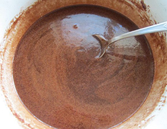 Молоко, сахар, ванильный сахар и какао размешать и поставить на маленький огонь до растворения сахара. Добавить сливочное масло и довести смесь до кипения (но не кипятить). Охладить. 4 ст. л. смеси оставить для глазури.