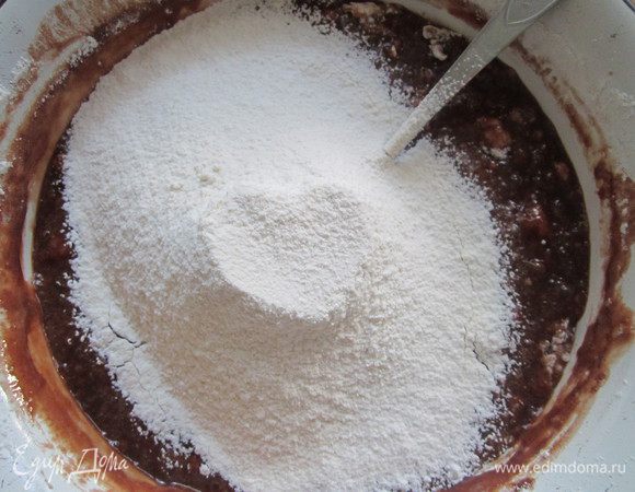 Муку с разрыхлителем просеять.  В остывшую смесь добавить яйца и муку с разрыхлителем. Всё хорошо перемешать.