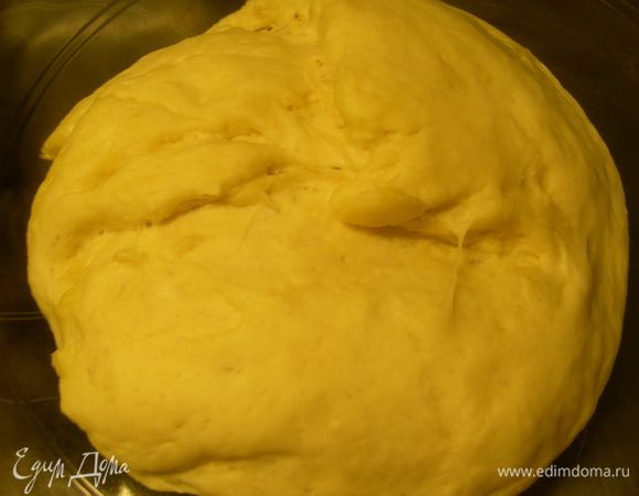 Мне нравится делать тесто по этому рецепту - http://www.edimdoma.ru/retsepty/26324-pizza-ai-quattro-formaggi-chetyre-syra. Думаю, у многих есть свой любимый рецепт, так что можете делать по нему. Главное, чтобы оно получалось тоненькое.