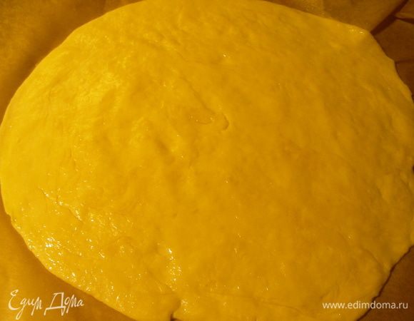 Раскатываем наше тесто (можно сделать одну большую пиццу или несколько маленьких). Смазываем его оливковым маслом.

