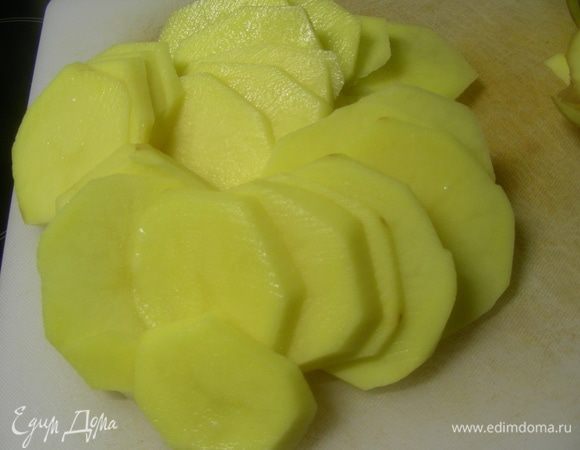 Для начинки картофель режем кружочками, как можно более тонкими. Желательно брать сорт картофеля для запекания (у нас в магазинах на упаковках это указывают, так как у каждого сорта картофеля свое назначение). 
