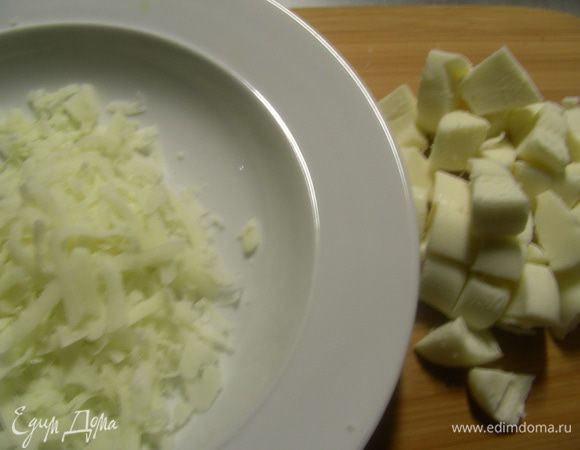 Пекорино трем на терке. Таледжо режем кубиками.
