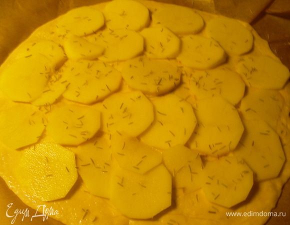 На тесто выкладываем дольки картофеля. Солим, перчим, посыпаем розмарином. 
