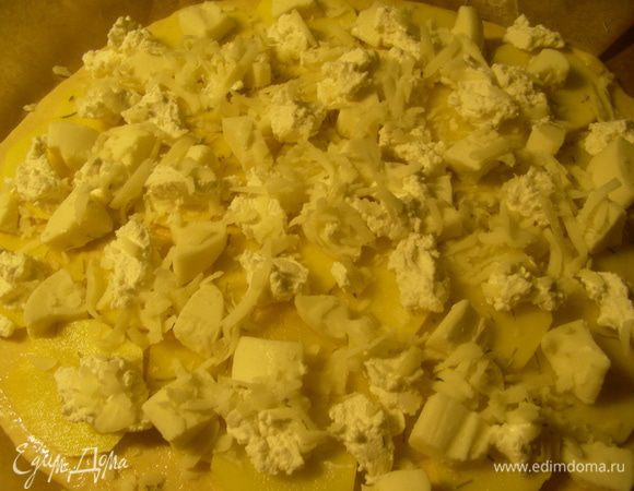 Сверху распределяем наши сыры (рикотту выкладываем чайной ложкой). Выпекаем в духовке 250 гр 20 минут ( противень ставим на нижний уровень - так по рецепту, но я делала на среднем). 
