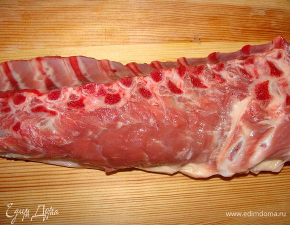 У меня был поясничный отдел молодого барашка. Разрезать на кусочки по косточкам.